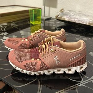 Women’s On Cloud tennis shoes. Size 7.5